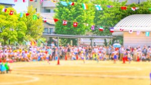 運動会で応援する人々のイメージ