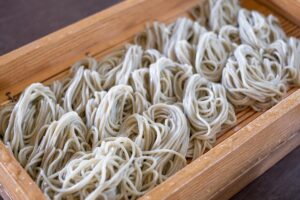お弁当用の詰め方で食べやすく巻かれたそば