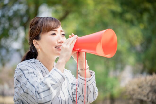 運動会で応援する母親のイメージ