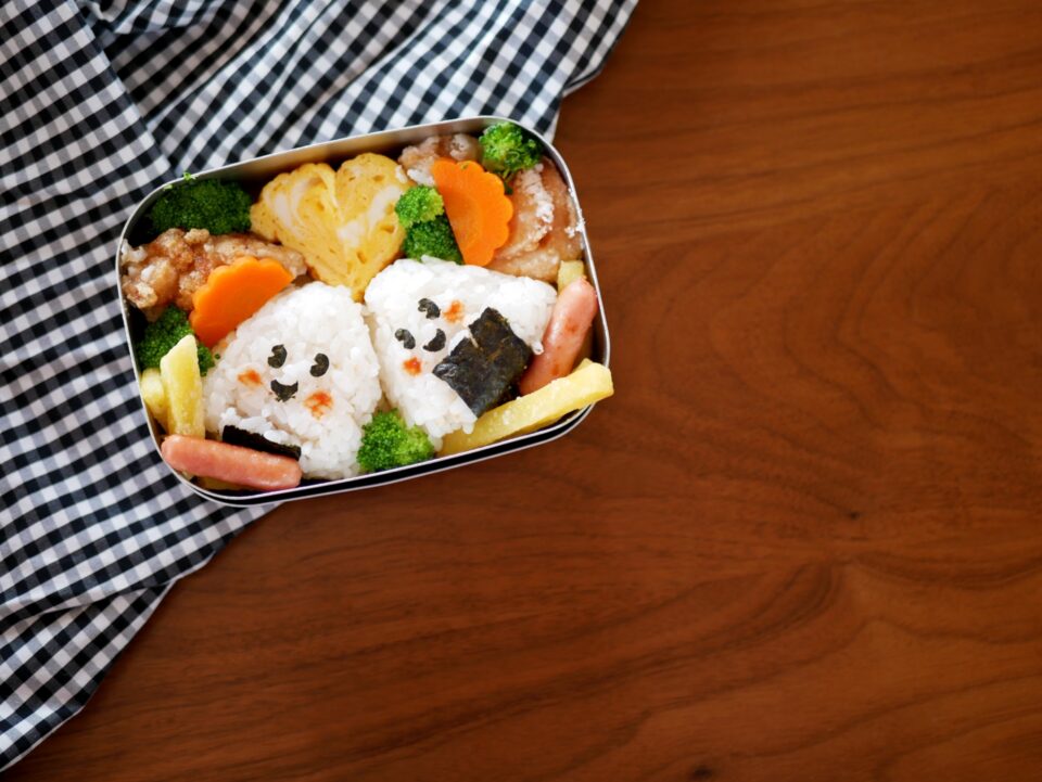 海苔で可愛く飾ったキャラ弁