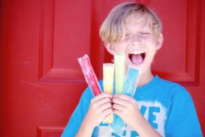 アイスキャンディーを持っている子ども