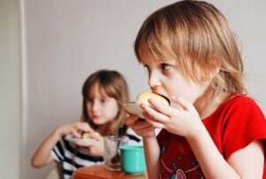 子どもたちが食べている様子